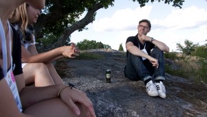 ...samtidigt en liten bit bort.
